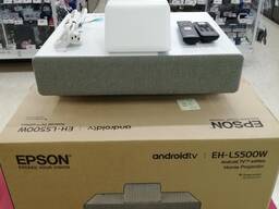 מקרן Epson EH-LS500W בעל טווח הקרנה קצר במיוחד וברזולוציית 4K.